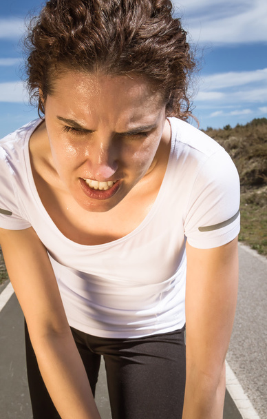Chica corredor cansado sudando después de correr con el sol
 - Foto, Imagen
