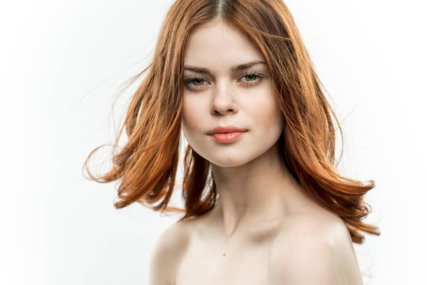 mujer bonita pelo rojo mirada apasionada hombros desnudos modelo - Foto, imagen