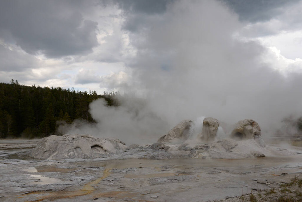 Yellowstone Ulusal Parkı, Wyoming, ABD 'deki Old Faithful Jeotermal Bölgesi' nde dev gayzer. - Fotoğraf, Görsel