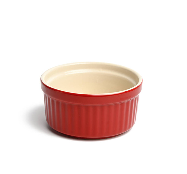rote Keramik runde Cupcake Backgeschirr isoliert auf weißem Hintergrund, Nahaufnahme - Foto, Bild