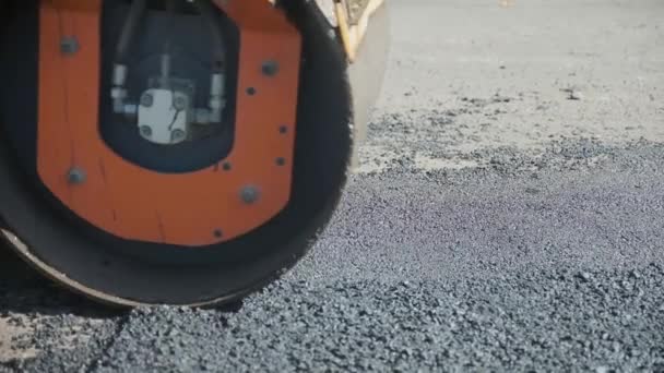 Reparación de carreteras. Puesta de asfalto. Los niveles del rodillo el asfalto recién puesto. - Metraje, vídeo