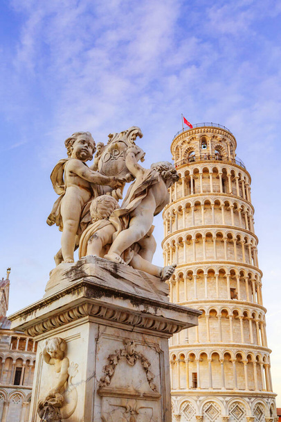 Torre inclinada y estatua de ángeles, Pisa, Italia - Foto, Imagen