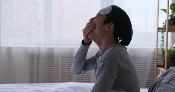 Mann schläft mit Augenmaske auf Bett - Filmmaterial, Video