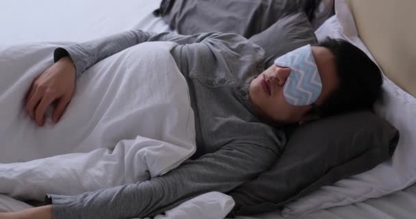 Homme se réveillant et vérifiant téléphone portable dans le lit - Séquence, vidéo