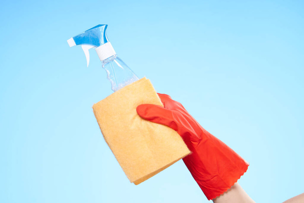 trapo detergente limpieza guantes de goma fondo azul - Foto, imagen