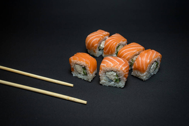 黒を基調とした和食寿司 - 写真・画像