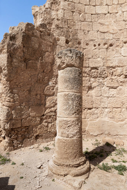 Gut erhaltene Säule mit dekorativen Ornamenten in den Ruinen des Palastes von König Herodes - Herodion in der jüdischen Wüste in Israel - Foto, Bild