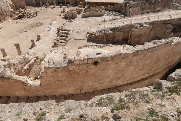 Heródes király palotájának udvari romjai - Herodion a Júdeai sivatagban, Izraelben - Fotó, kép