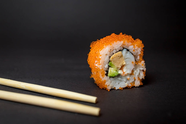 cuisine japonaise sushi sur fond noir - Photo, image