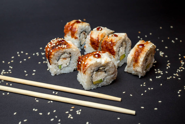 sushi cozinha japonesa no fundo preto - Foto, Imagem