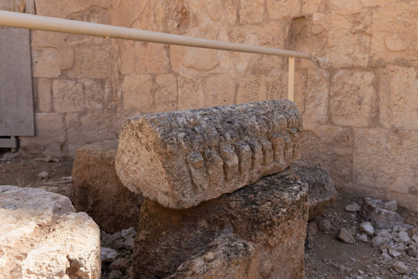 Kral Herod 'un sarayının harabelerinde dekoratif süslemeleri olan iyi korunmuş sütunlar. İsrail' in Yahudiye Çölü 'nde Herodion. - Fotoğraf, Görsel
