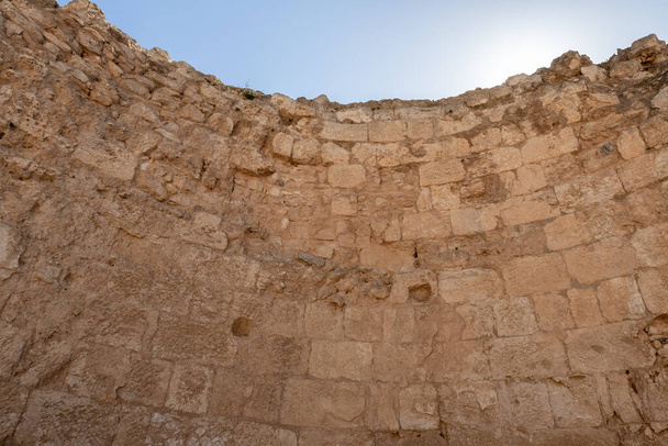 Resten van de binnenmuur op de binnenplaats van de ruïnes van het paleis van Koning Herodes - Herodion in de Judeeuwse Woestijn, in Israël - Foto, afbeelding