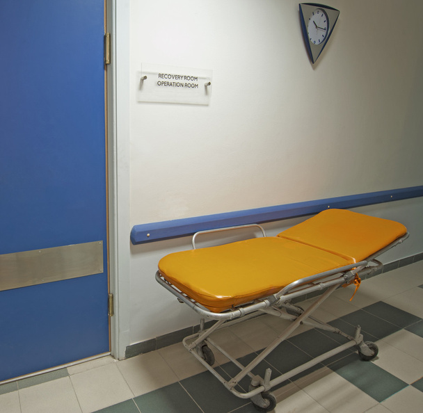 Medizinischer Trolley vor einem Operationssaal - Foto, Bild