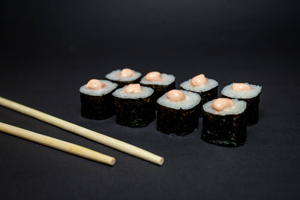sushi cozinha japonesa no fundo preto - Foto, Imagem