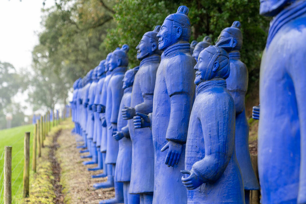 Carvalhal Bombarral, Portugal - 13 de diciembre de 2020: guerreros chinos de terracota azul en el Jardín del Edén de Buda en Portugal - Foto, Imagen