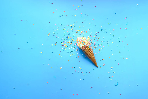 vista superior de helado con cucharada sobre fondo azul, - Foto, Imagen