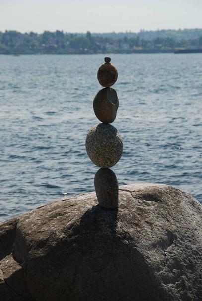 Зрівноважені скелі на пляжі Ванкувера - Фото, зображення
