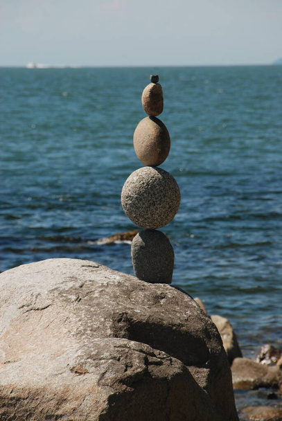 Rocas equilibradas en la playa de Vancouver - Foto, imagen