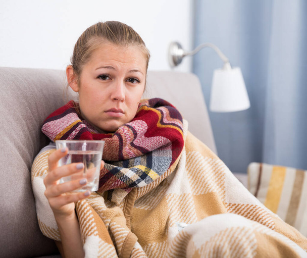 Girl in a plaid is ill of virus - Foto, Bild