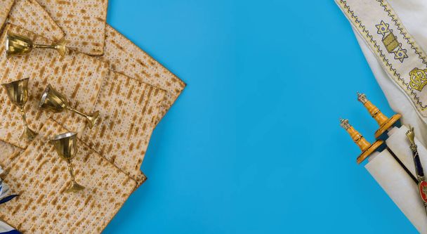 ユダヤ人のペシャの休日matzoh unleavenedパンとともにkiddush 4杯のワイン - 写真・画像