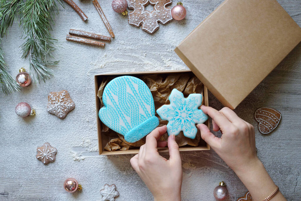 Noel zencefilli ekmeği, eve teslim için bir el işi kutusunda paketlenmiş. Yeni yıl yemek teslimatı konsepti - Fotoğraf, Görsel