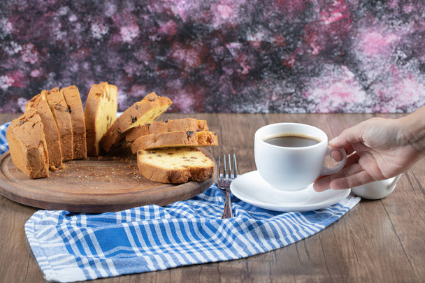 Γλυκό yummy πίτα σερβίρεται με ένα φλιτζάνι καφέ ή ζεστή σοκολάτα - Φωτογραφία, εικόνα