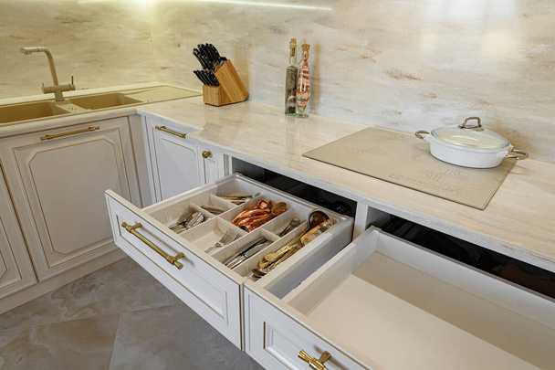 Schublade bei Luxus-Küchenmöbeln in Beige und Gold herausgerissen - Foto, Bild