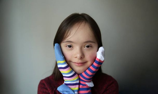 Krásná dívka s různými ponožky - Fotografie, Obrázek