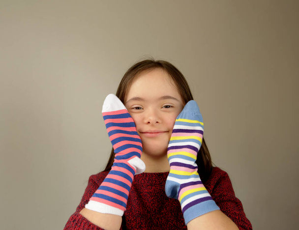 Красива дівчина з різними шкарпетками
 - Фото, зображення