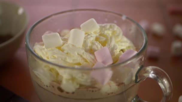 Marshmallows auf heiße Schokolade fallen lassen - Filmmaterial, Video