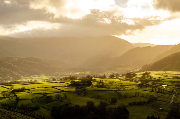 Schöne sonnige Landschaft über einem Tal im Lake District, Großbritannien, England  - Foto, Bild