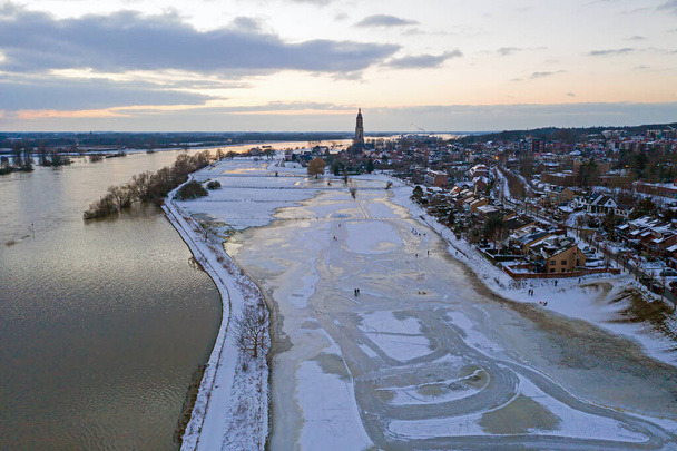 Lotnictwo ze śnieżnego miasta Rhenen w Holandii zimą - Zdjęcie, obraz
