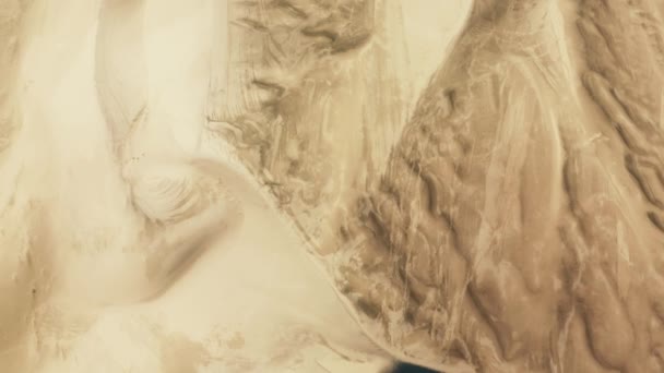 Сверху вниз природный фон, вид с воздуха на мягкие золотисто-бежевые цвета песчаной дюны - Кадры, видео
