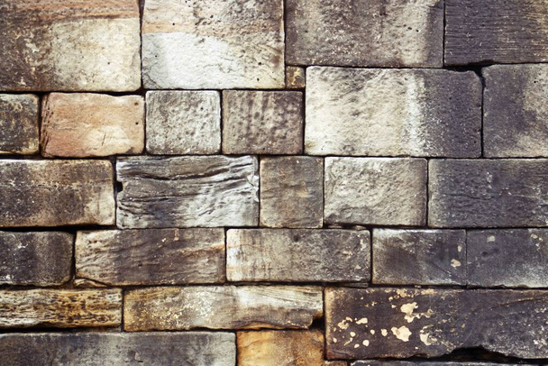 Große Steinziegel einer Mauer in einem spanischen Hafen in Lastres, Asturien. - Foto, Bild
