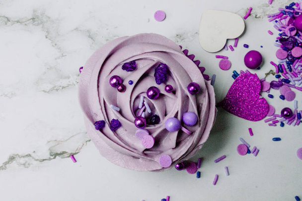 Muffins violets faits à la main pour célébrer la Journée nationale de la femme - Photo, image