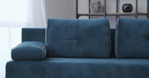 Erschöpfter Mann fällt auf blaues Sofa in Wohnung, Zeitlupe, erwachsener Mann ruht zu Hause - Filmmaterial, Video