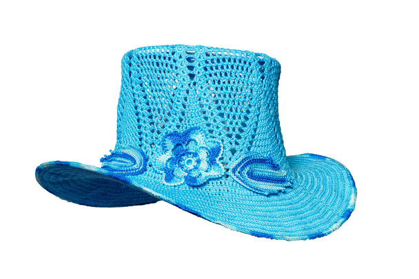 Güzel örülmüş kadın şapkası, el yapımı, geniş kenarlı ve parlak mavi renkli melon şapka şeklinde, beyaz arka planda izole edilmiş.. - Fotoğraf, Görsel