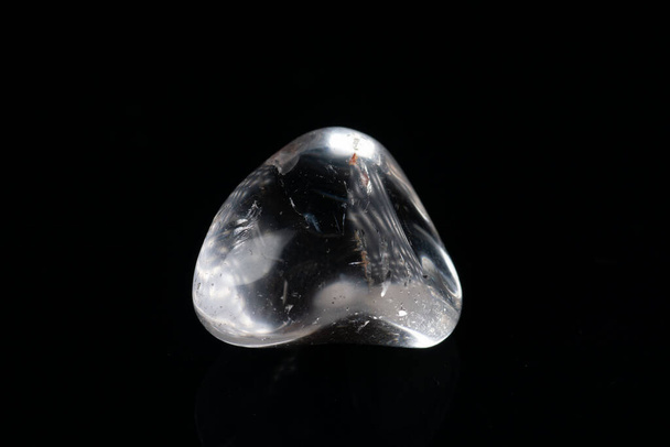 Cuarzo mineral natural sobre fondo negro - Foto, Imagen