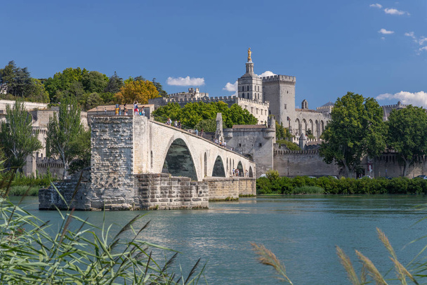 Pont Saint Benezet híd a franciaországi Provence folyó felett, Európában - Fotó, kép
