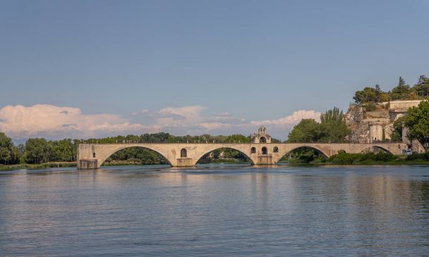 Міст Сен - Бенезе через річку Рон у Провансі (Франція). - Фото, зображення