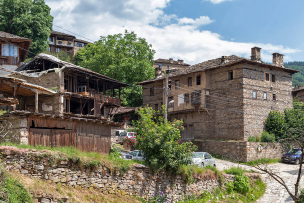 Χωριό Kovachevitsa με αυθεντικά σπίτια του δέκατου ένατου αιώνα, περιοχή Blagoevgrad, Βουλγαρία - Φωτογραφία, εικόνα