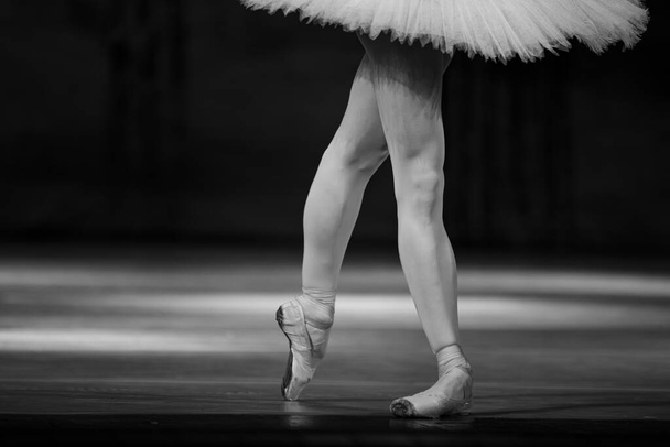 Close-up van ballerina dansen geïsoleerd op het podium. Ballerina benen close-up - Foto, afbeelding