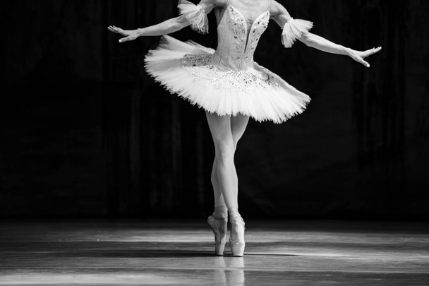 Κοντινό πλάνο με μπαλαρίνες που χορεύουν απομονωμένες στη σκηνή. Μπαλαρίνες πόδια closeup - Φωτογραφία, εικόνα