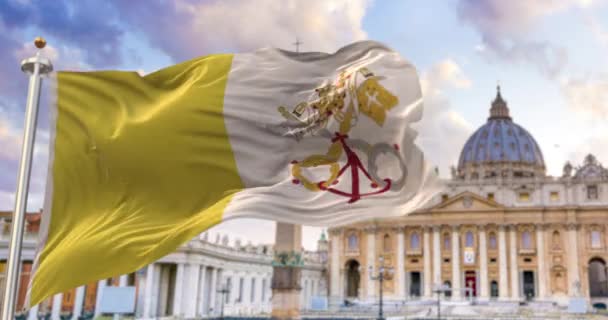 La bandiera della città vaticana sventola nel vento con la basilica di San Pietro sfocata sullo sfondo. Viaggi e turismo. Cattolicesimo e fede - Filmati, video