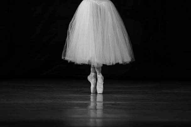 A színpadon elszigetelt balerina tánc. Balerina lábak közelkép - Fotó, kép
