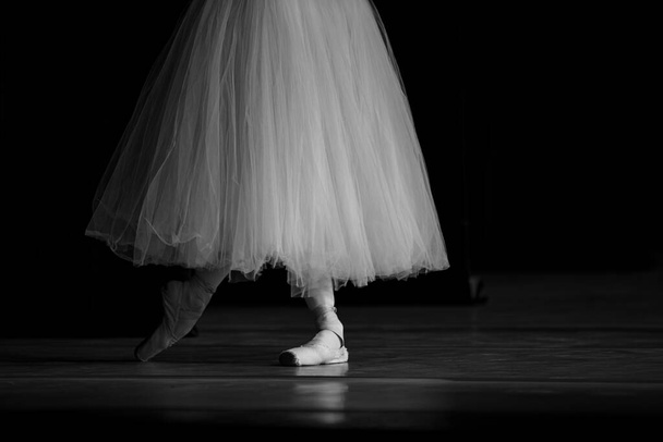 Крупный план танца балерины, изолированного на сцене. Балерины ноги крупным планом - Фото, изображение