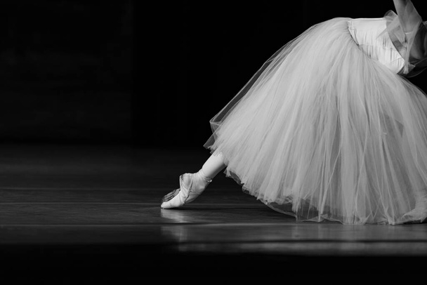 Крупный план танца балерины, изолированного на сцене. Балерины ноги крупным планом - Фото, изображение