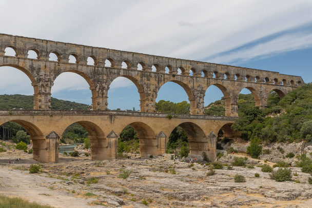 Pont du gard, un famoso puente del viejo acueducto cerca de Nimes en Francia, Europa - Foto, imagen