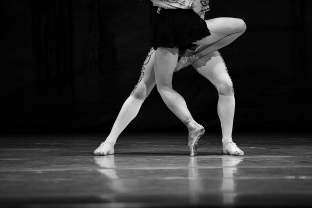 Крупним планом класична пара балету на сцені
 - Фото, зображення