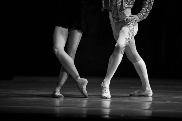 Klasszikus balett pár a színpadon - Fotó, kép